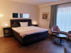 Chambre Double, patio | Coffres-forts dans les chambres, rideaux occultants