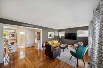 Centrally Located 2 Bedrooms Walkable 2 Duplex by Redawning