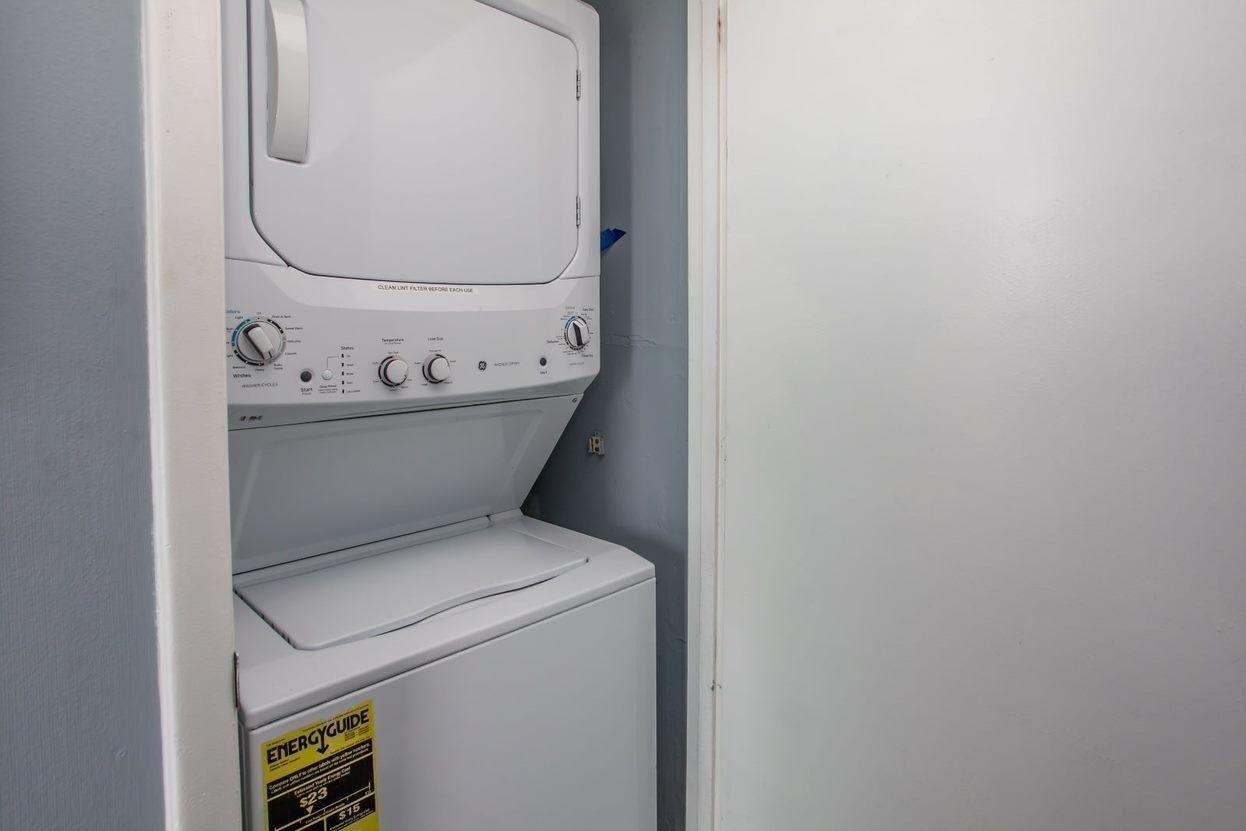 Un appareil compact combinant lave-linge et sèche-linge, doté d’un panneau de commande et d’une étiquette ENERGYGUIDE.