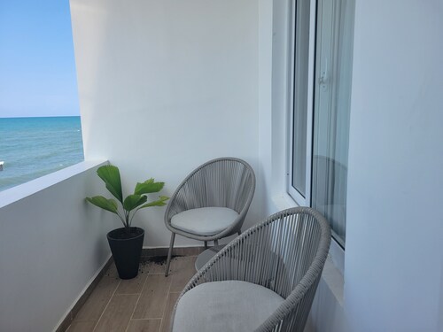 Stylish premium queen room w/ramp access by the sea.