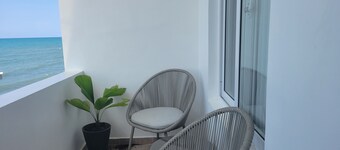 Stylish premium queen room w/ramp access by the sea.