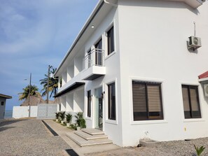 Exterior - Stylish premium queen room w/ramp access by the sea. (La Ceiba)