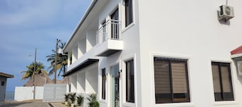 Stylish premium queen room w/ramp access by the sea.