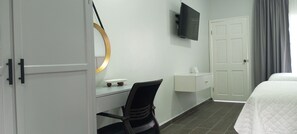 1 bedroom, WiFi, bed sheets - Stylish premium queen room w/ramp access by the sea. (La Ceiba)