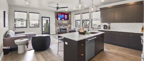 Condo, 3 Bedrooms | Interior