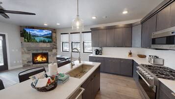 Condo, 3 Bedrooms | Private kitchen | Fridge, oven, coffee/tea maker, electric kettle