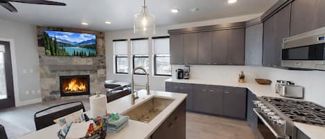 Appart'hÎtel, 3 chambres | Cuisine privée | Réfrigérateur, four, cafetiÚre/bouilloire, bouilloire électrique