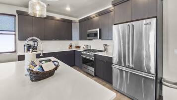 Condo, 3 Bedrooms | Private kitchen | Fridge, oven, coffee/tea maker, electric kettle