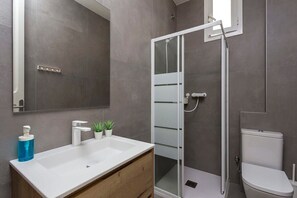 Suihku, hiustenkuivaaja, pyyhkeet