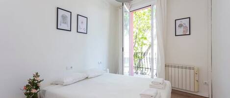 3 bedrooms, desk, iron/ironing board, travel crib