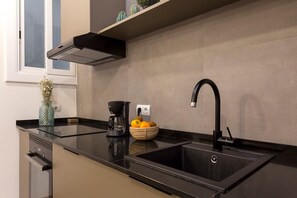 Jääkaappi, uuni, liesi, kahvin-/teenkeitin