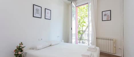 3 quartos, escrivaninha, ferros/tábuas de passar roupa, berço de viagem