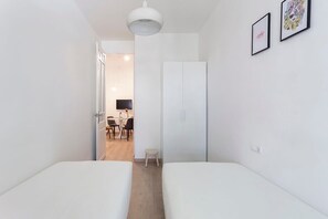 3 makuuhuonetta, työpöytä, silitysrauta/-lauta, vauvan matkasänky