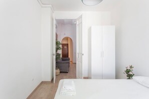 3 sovrum, skrivbord, strykjärn/strykbräda och resesäng