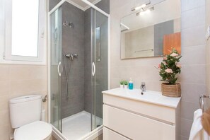 Dusche, Haartrockner, Handtücher