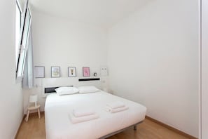 3 chambres, bureau, fer et planche à repasser, lit de bébé portatif