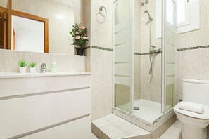 Douche, sèche-cheveux, serviettes fournies