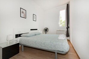 2 bedrooms, desk, iron/ironing board, travel cot - Comfortable 3BD in Poblenou next to the beach for Families (Barcelona)