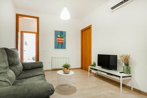 Televisio, videopelejä, kirjoja, työhuone