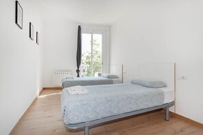 2 soverom, skrivebord, strykejern/-brett og reiseseng for barn