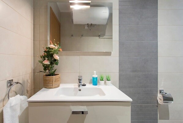 Shower, hair dryer, towels