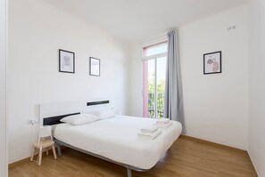 3 bedrooms, desk, iron/ironing board, travel cot - Sunny 3BD for Families in Poblenou next to the sea! (Barcelona)
