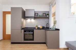 Fridge, microwave, oven, stovetop - Sunny 3BD for Families in Poblenou next to the sea! (Barcelona)