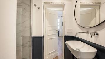 Apartamento de lujo | Baño | Ducha, secador de pelo, toallas y papel higiénico