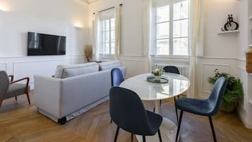 Apartamento de lujo | Zona de estar | Televisión de pantalla plana de 40 pulgadas con canales digitales