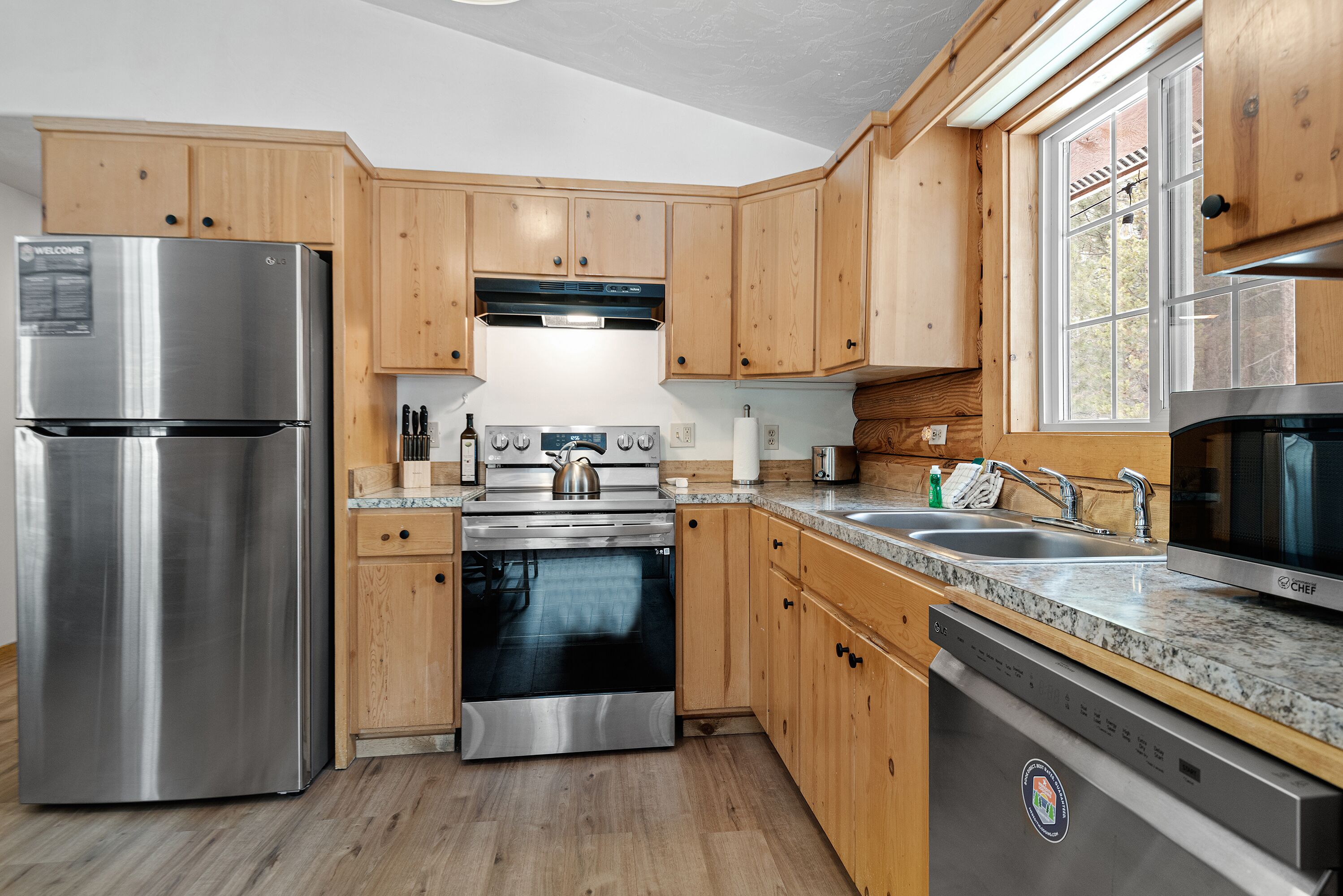 Pine Loop Log Cabin - 3 bedrooms / 1 Bath, Hot Tub, Dog-Friendly