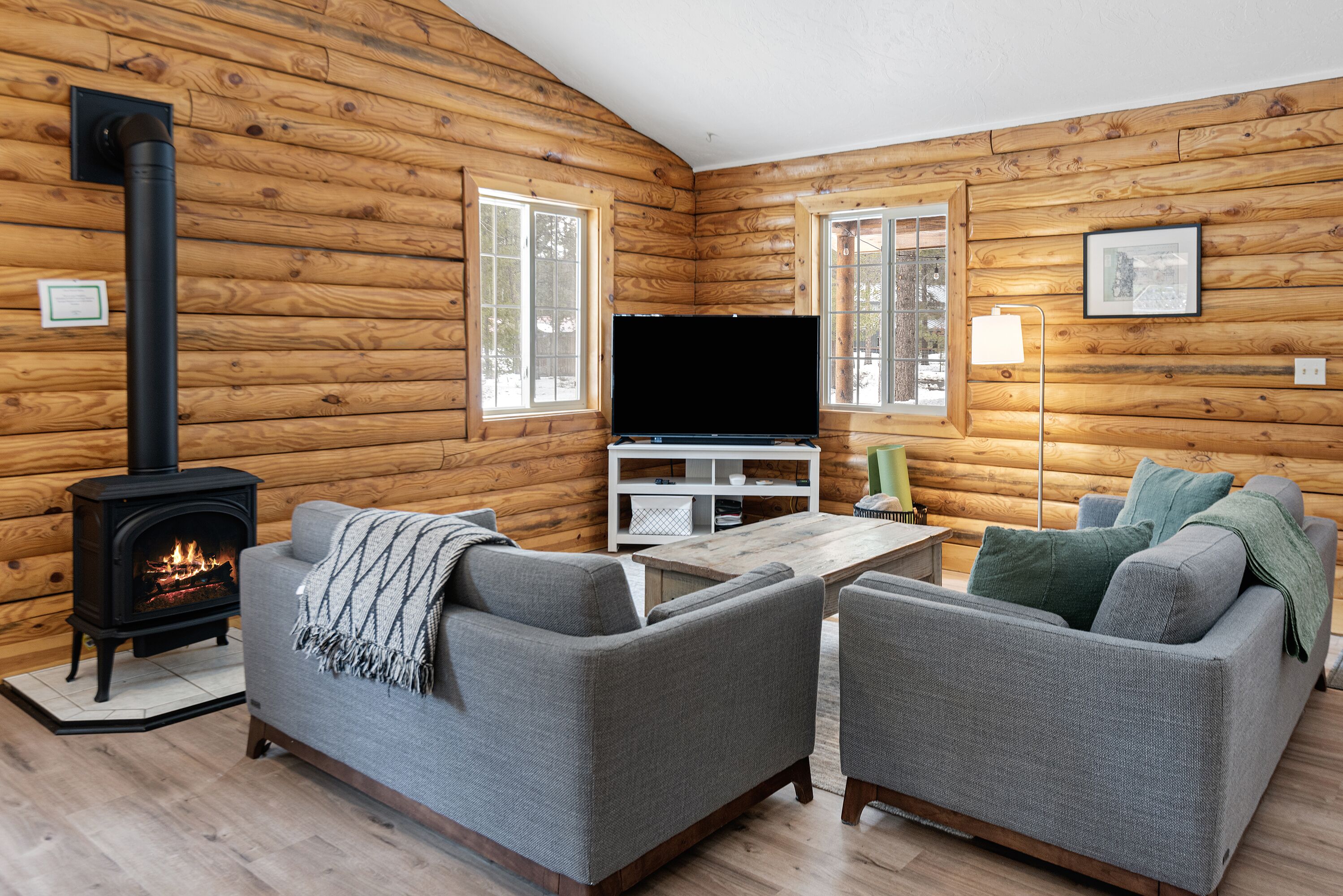 Pine Loop Log Cabin - 3 bedrooms / 1 Bath, Hot Tub, Dog-Friendly