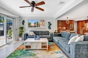 TV connectée, baby-foot, chaîne hi-fi