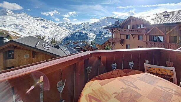 A wooden balcony with a view of snow-covered mountains and a clear sky. - Ski-in/ski-out & foot of the slopes, 2nd floor, balcony, 45m², Les Menuires (Les Menuires)