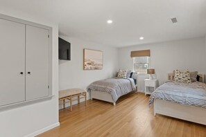 6 bedrooms, desk, WiFi, bed sheets