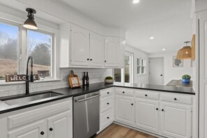 ثلاجة، ميكروويف، فرن، موقد طهي مسطح