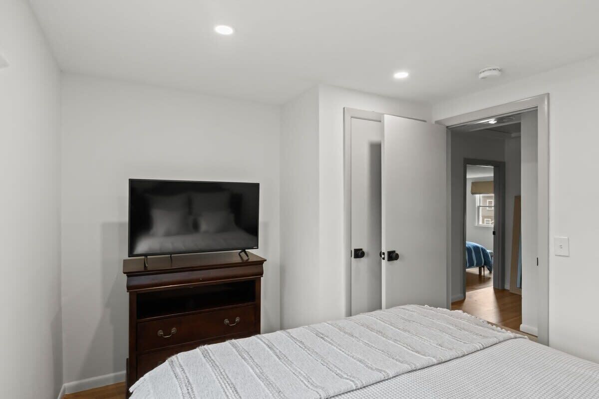 6 bedrooms, desk, WiFi, bed sheets