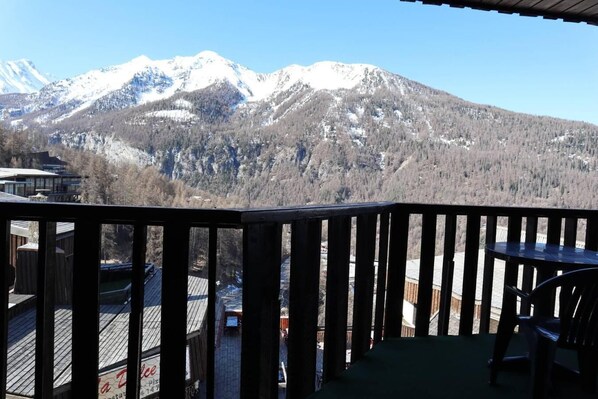 Outdoor dining - Ski-in/ski-out & foot of the slopes, 3rd floor, view ski slopes/mountain, balcony, tv, ski locker (Les Orres)