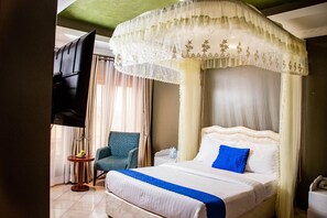 Habitación individual Deluxe, 1 habitación, baño privado | Decoración personalizada y espacio para trabajar con laptop 