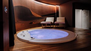A modern spa room with a hot tub, wooden flooring, and two lounge chairs. - Biancodonda Greenblu Hotel & SPA (Gallipoli)