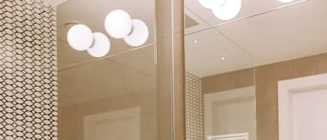 Assecador de cabells, barnussos, sabatilles i bidet