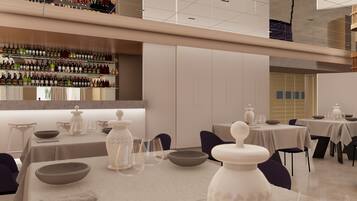 Un restaurant moderne doté d’un bar où sont exposées différentes bouteilles. Les tables sont dressées avec des bols, des verres et un grand vase blanc placé au centre.