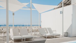 A rooftop pool area with white lounge chairs and a pool. - Biancodonda Greenblu Hotel & SPA (Gallipoli)