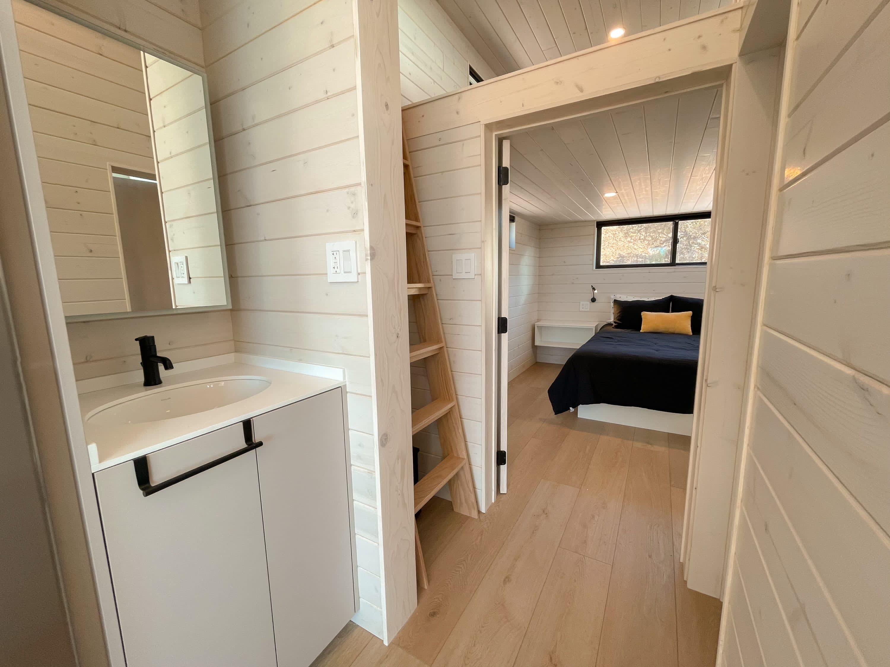 2 bedrooms, desk, WiFi, bed sheets