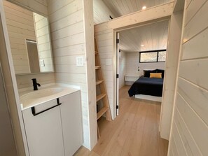 2 bedrooms, desk, WiFi, bed sheets