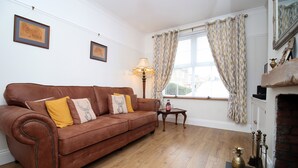 Living area - Nessas Nook by Tŷ SA - Newport (Newport)