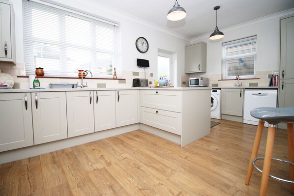 Coffee/tea maker, coffee grinder - Nessas Nook by Tŷ SA - Newport (Newport)