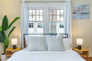 4 Schlafzimmer, Verdunkelungsvorhänge, kostenloses WLAN, Bettwäsche