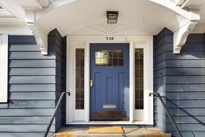 Exterior detail - Perch - Vintage Seattle Gem: Spacious, Stylish, Parking (Seattle)