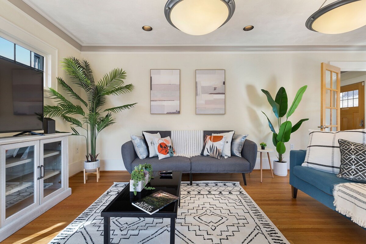 Perch - Vintage Seattle Gem: Spacious, Stylish, Parking