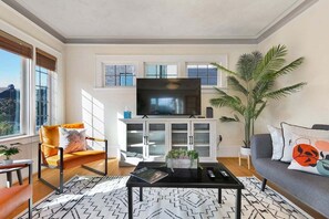 Smart TV - Perch - Vintage Seattle Gem: Spacious, Stylish, Parking (Seattle)